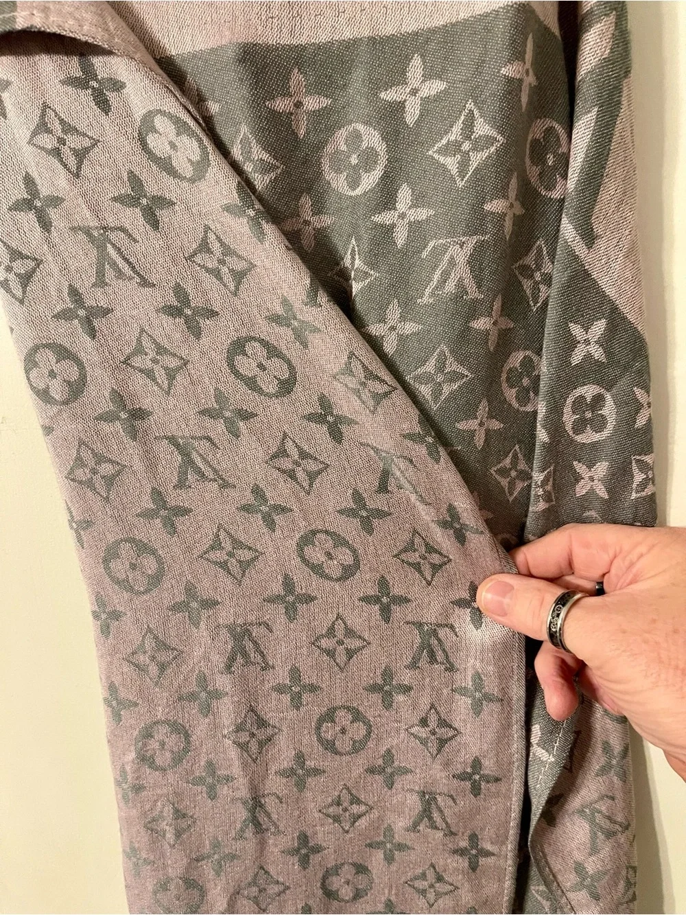 Louis Vuitton Monogram Reykjavik Reversible Shawl Scarf Pink & Grey LV Paris